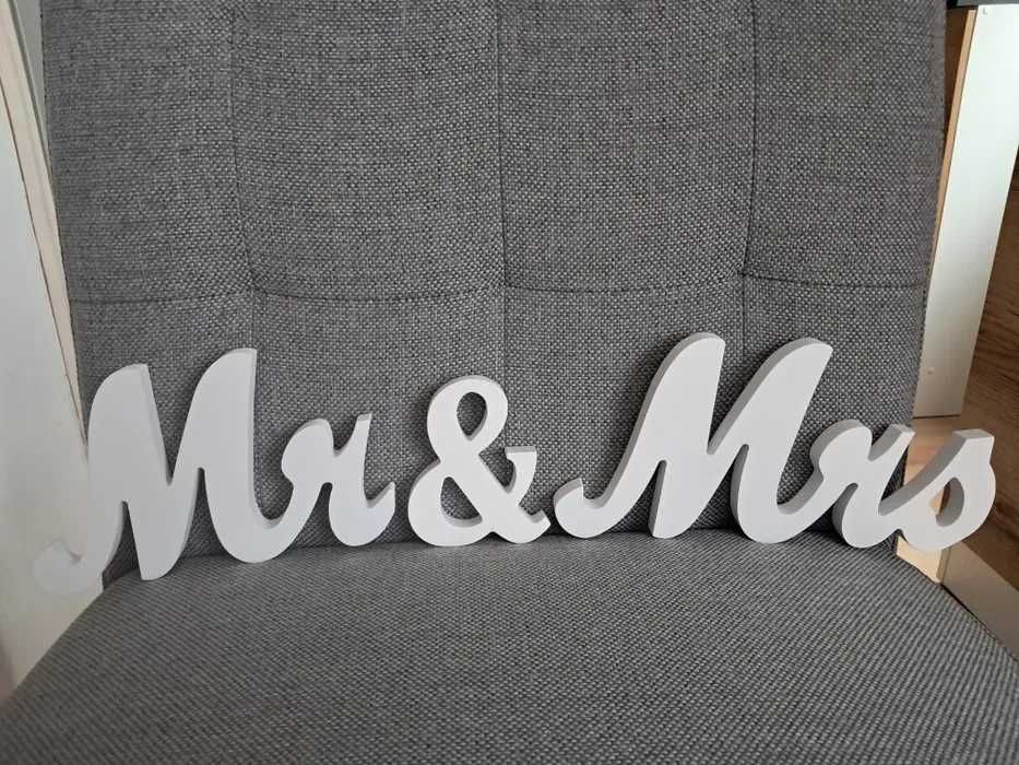 Napis "MR & MRS"
