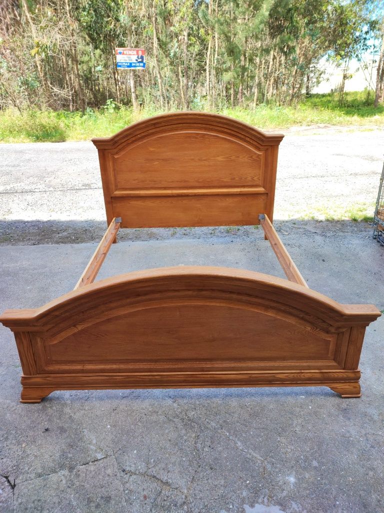 Cama nova com estrado toda de madeira macissa 195x145 e também 195x165