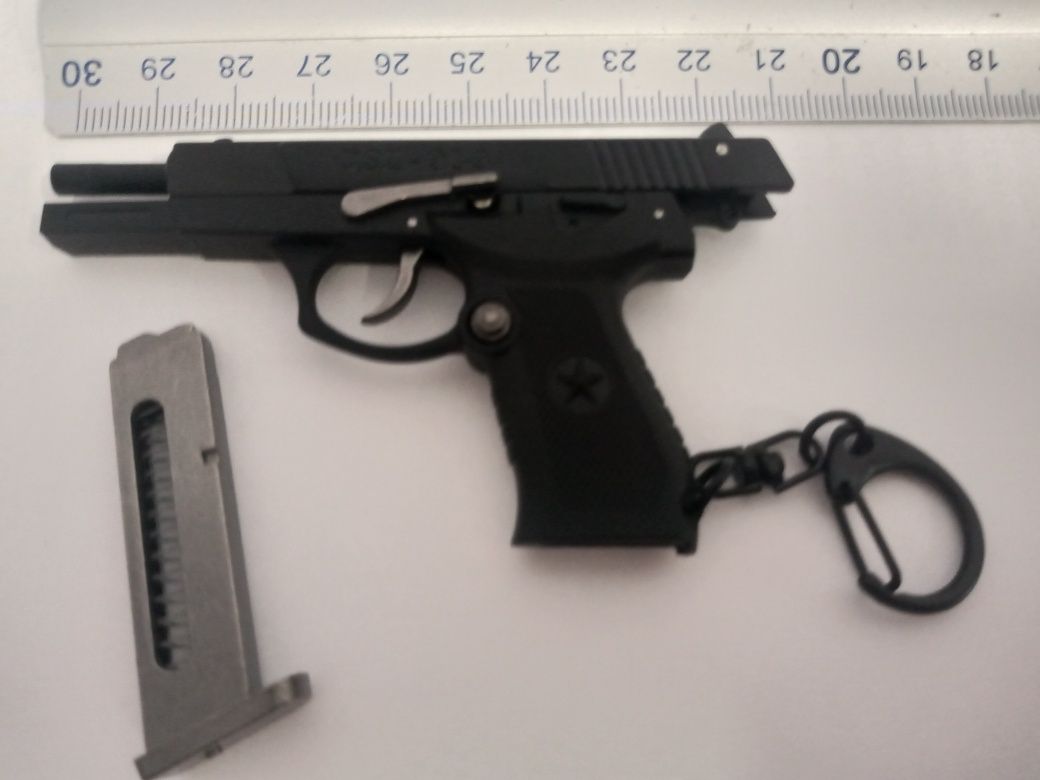 Brelok, pistolet z funkcją wyrzutu "łuski".