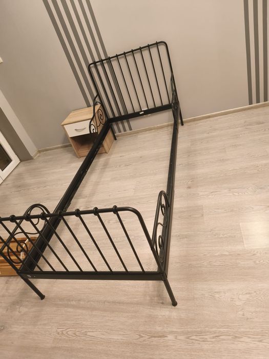 Łóżko stalowe dla dziecka z materacem