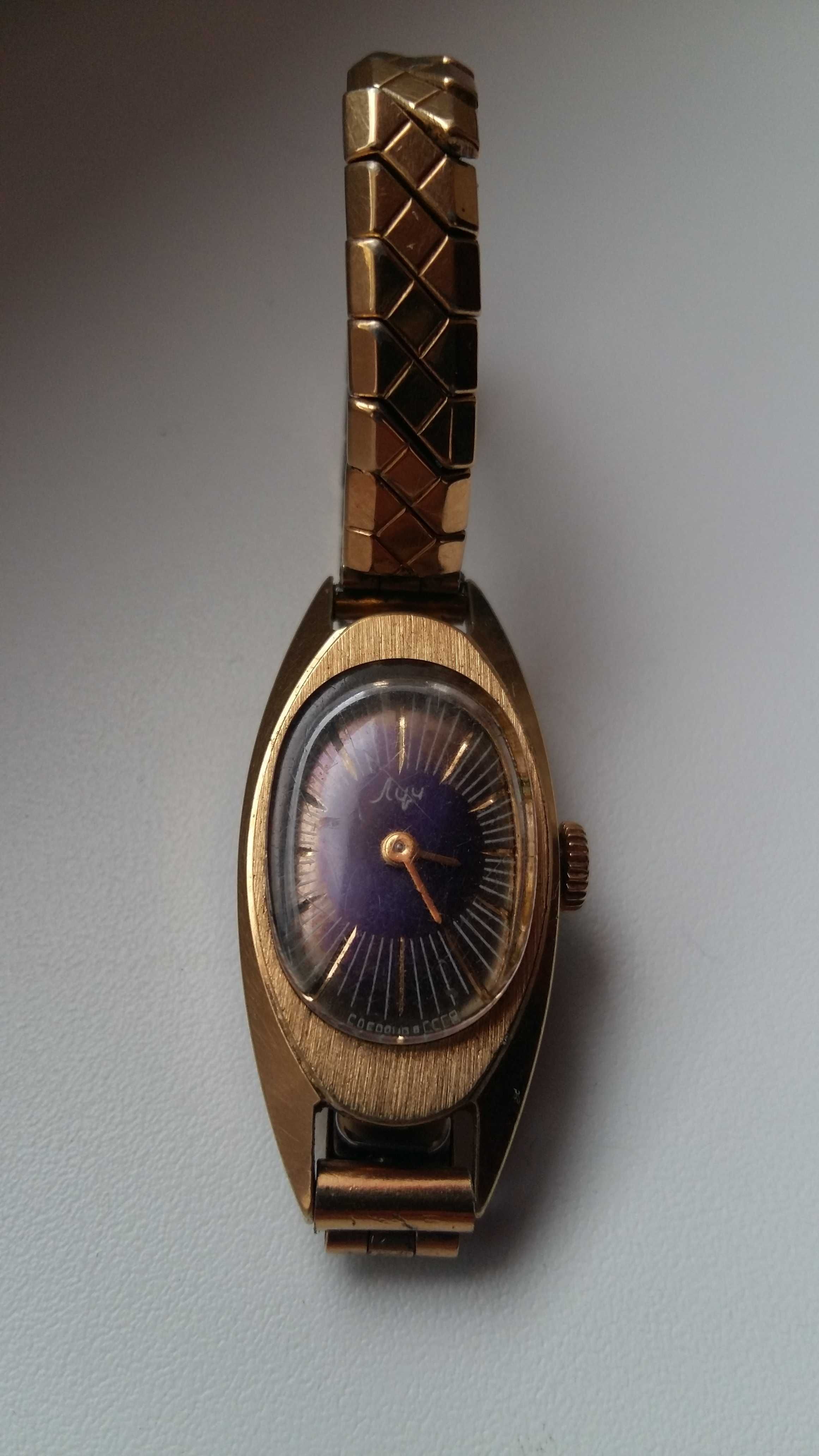 Zegarek Łucz pozłacany na bransoletce.