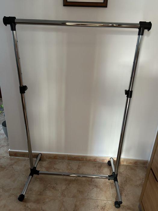 Vendo cabide/ chariot com 4 rodas.