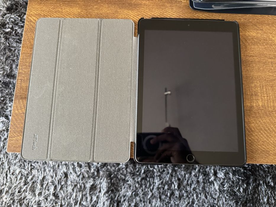iPad 5ª Geração 32GB Wi-Fi - Como Novo + Capa