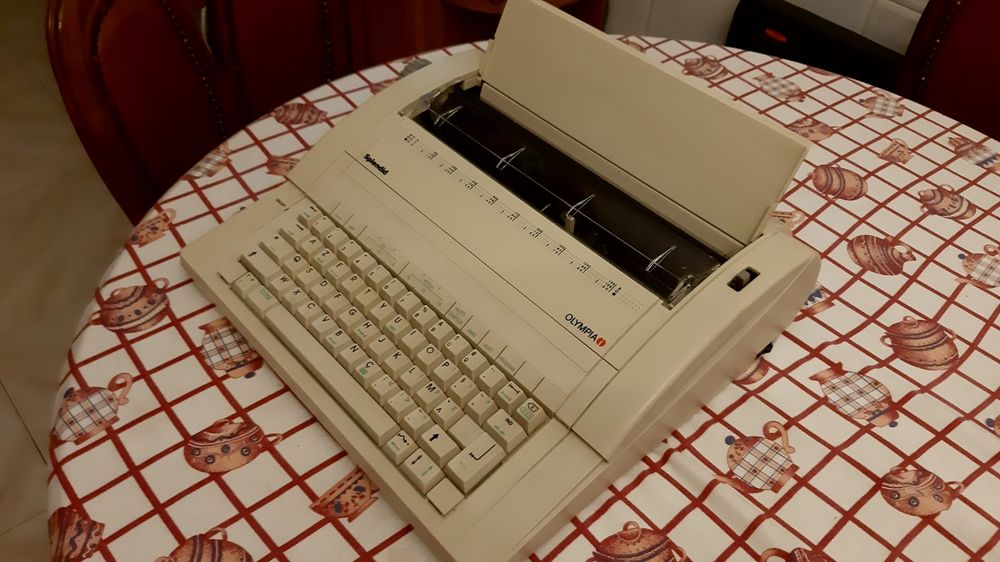 Máquina de escrever marca Olympia elétrica uma relíquia com 25 anos