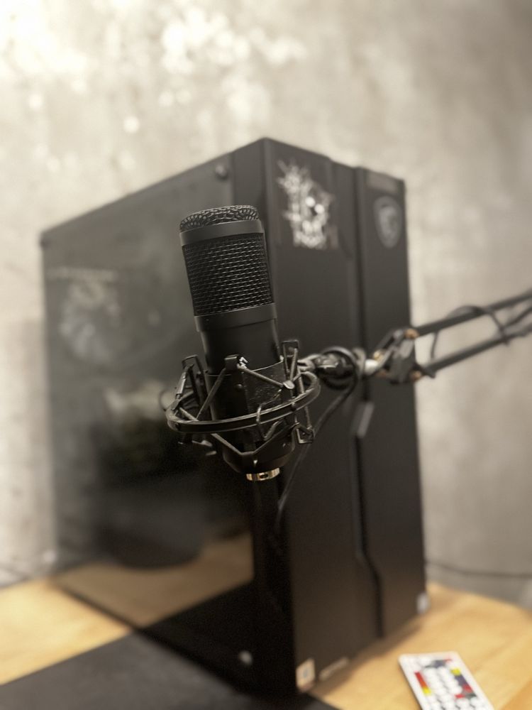 Komputer gamingowy + monitor, klawiatura, myszka, mikrofon