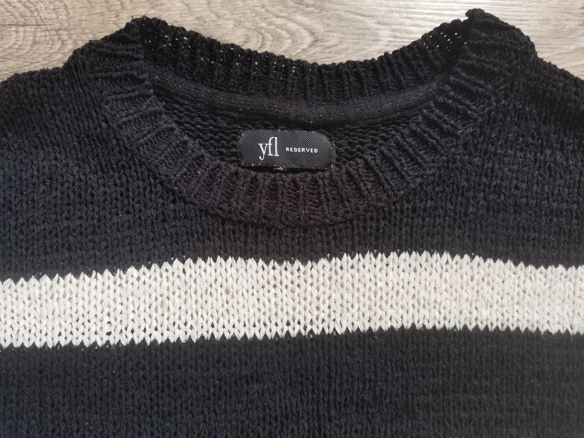 Sweterek czarny paski XS reserved