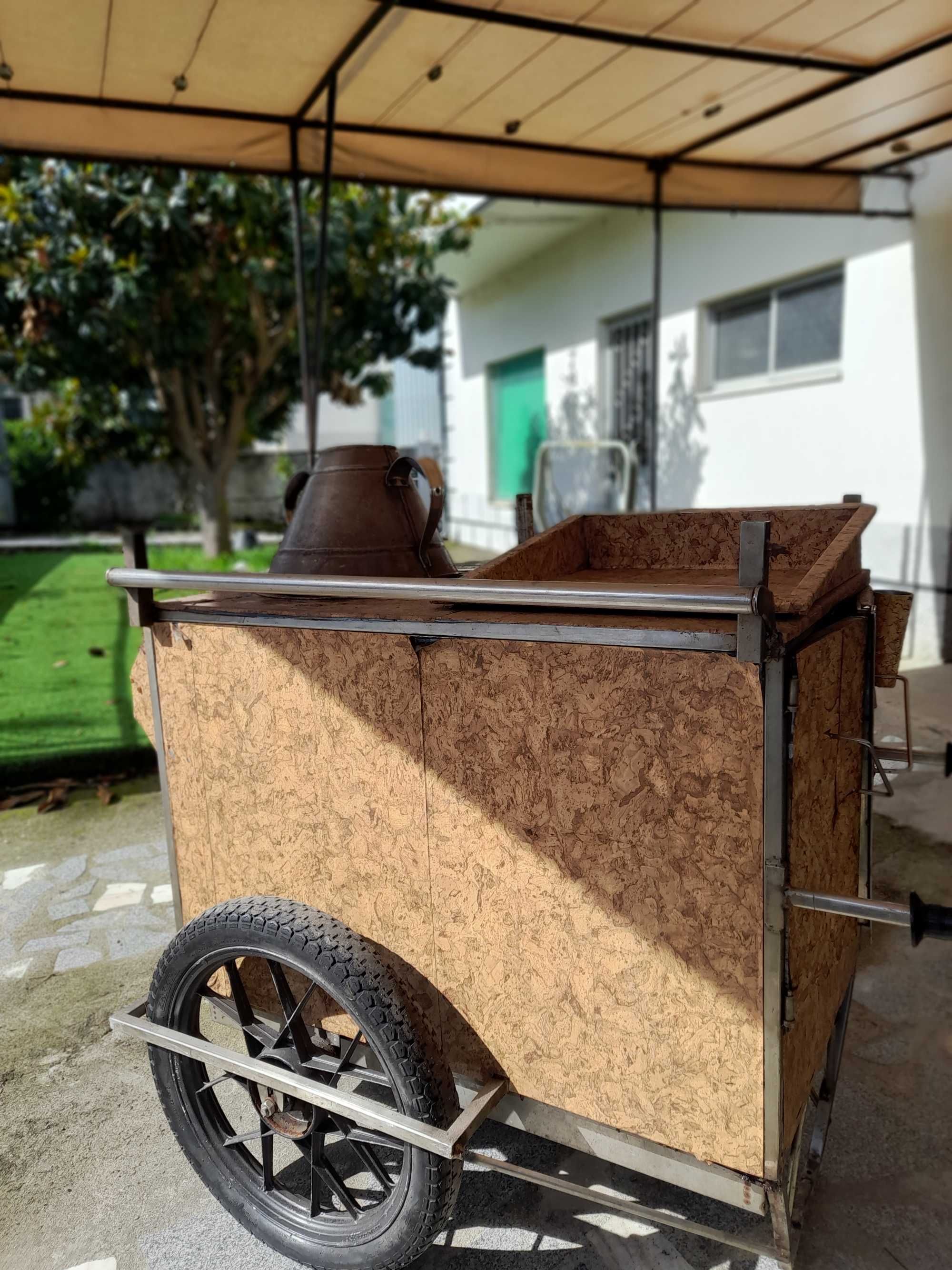 Carro de Castanhas em Inox Revestido De Papel Cortiça Decorativo