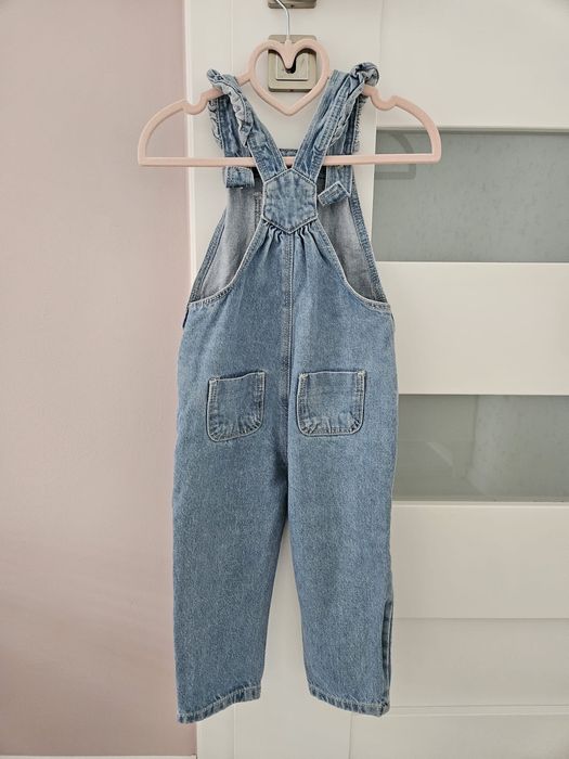 Ogrodniczki spodnie jeansowe na szelkach Mango rozm. 92