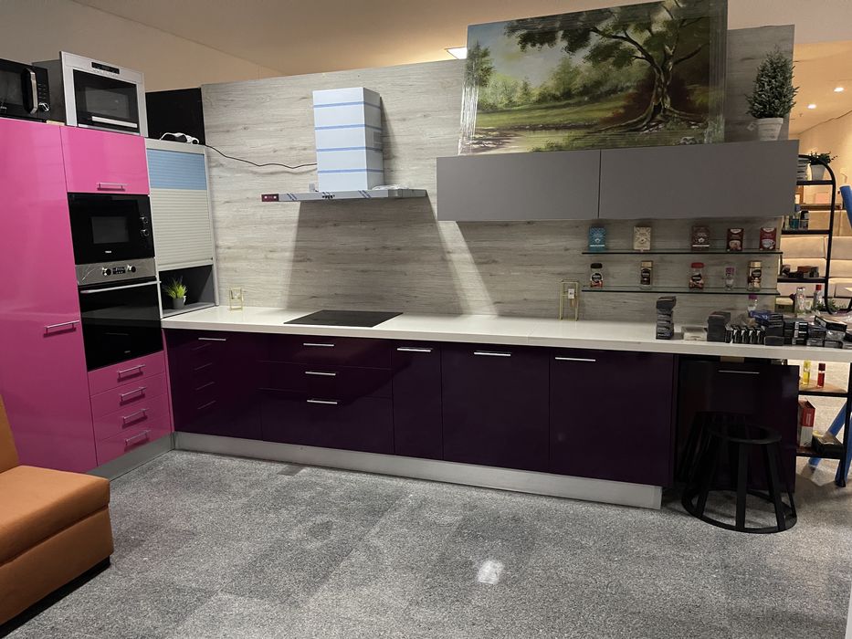 Cozinha de exposição em Termolaminado + 3 eletrodomésticos
