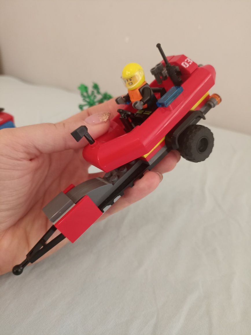 Camião dos Bombeiros 4x4 com Barco de Resgate - 60412
LEGO City