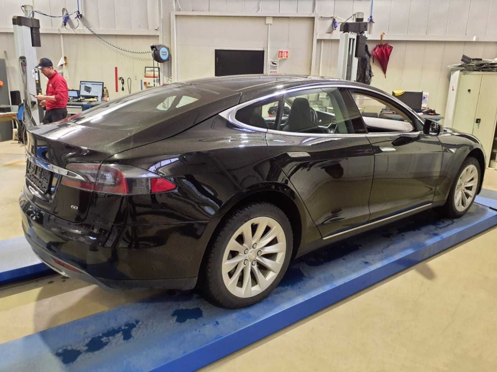 Електромобіль Tesla Model S з Норвегії 2013 року 60кВт