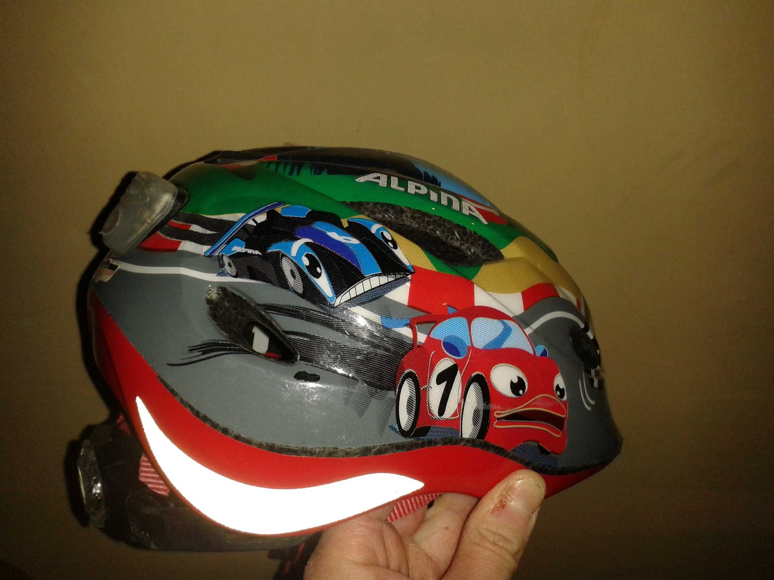 KASK rowerowy marki ALPINA dla małego dziecka z lampką na kasku