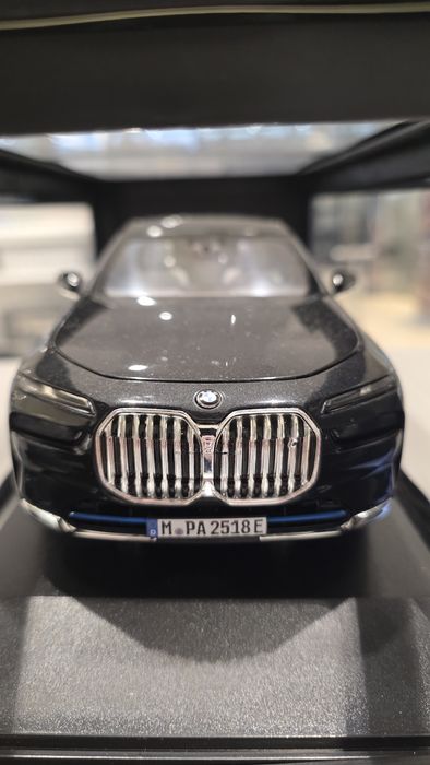 Miniatura 1:18 BMW i7 G70, oryginalna, nowa