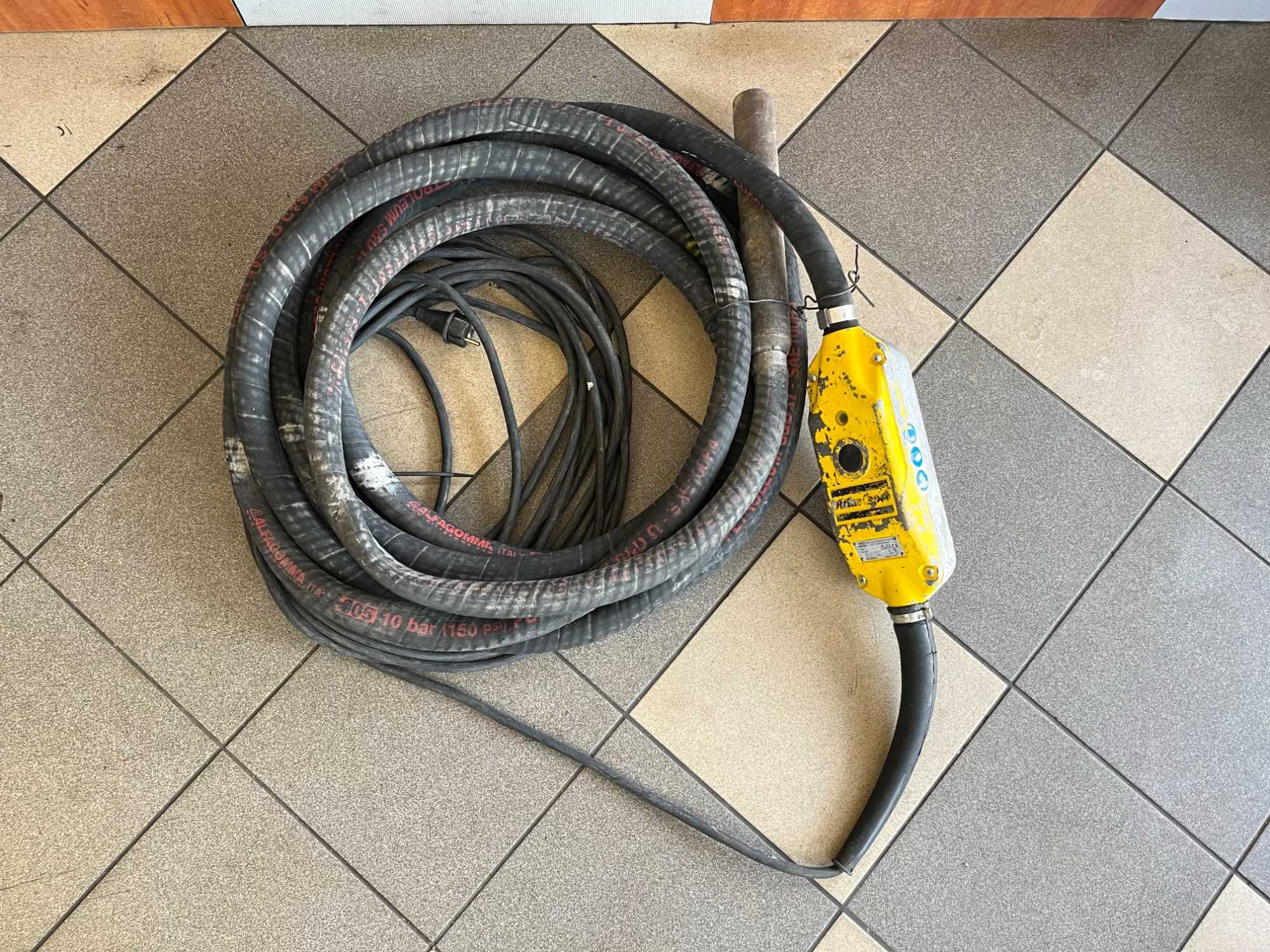 Wibrator pogrążalny do betonu buława Atlas Copco Smart 48, 10m