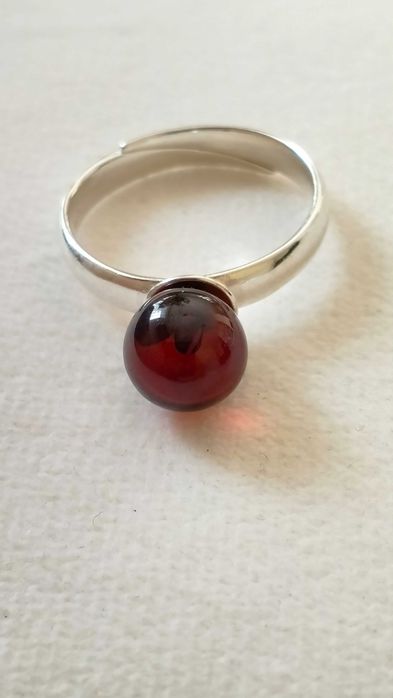 srebrny regulowany pierścionek z naturalnym bursztynem bałtyckim