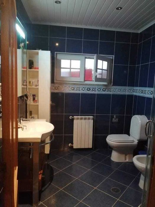 Moradia T5 com Garagem e Anexos – Bairro das Tapadas, Penedono