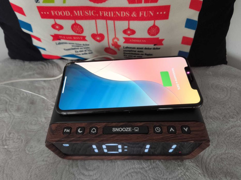 Radio DAB+ budzik, nocne oswietlenie i ladowanie bezprzewodowe USB C