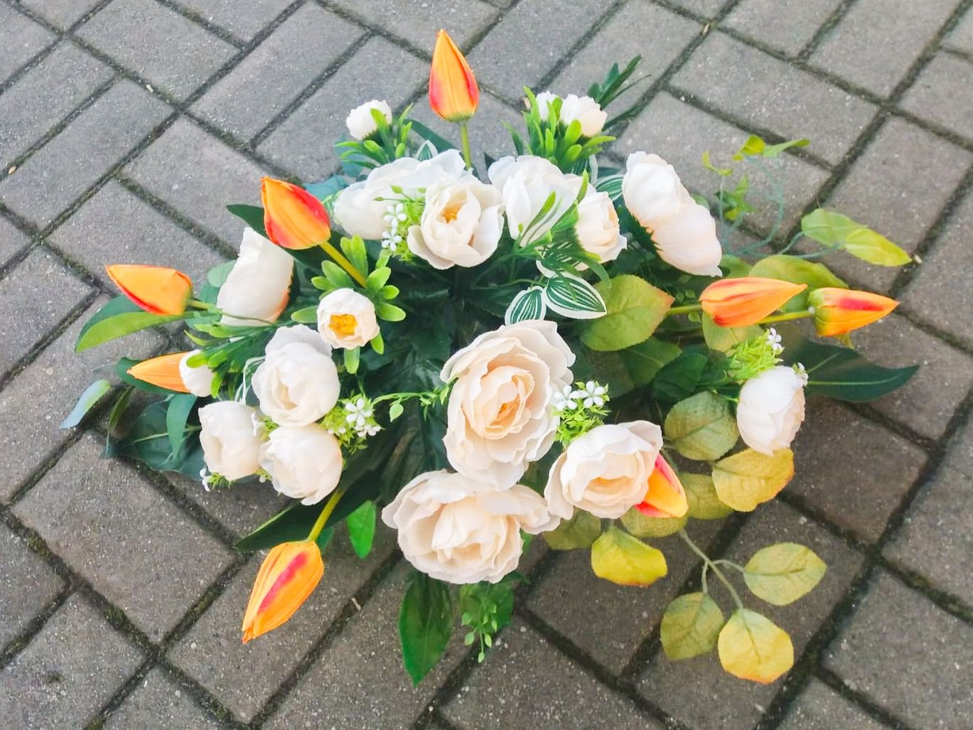 Kompozycja kwiatowa nagrobna stroik wiązanka na grób cmentarz tulipany