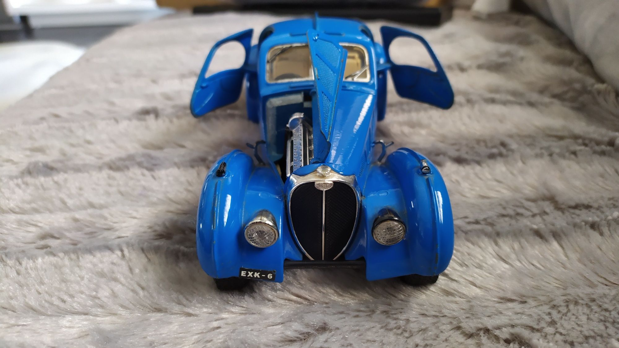 Carro Bugatti atlantic ano 1936 escala 1/ 24 Burago