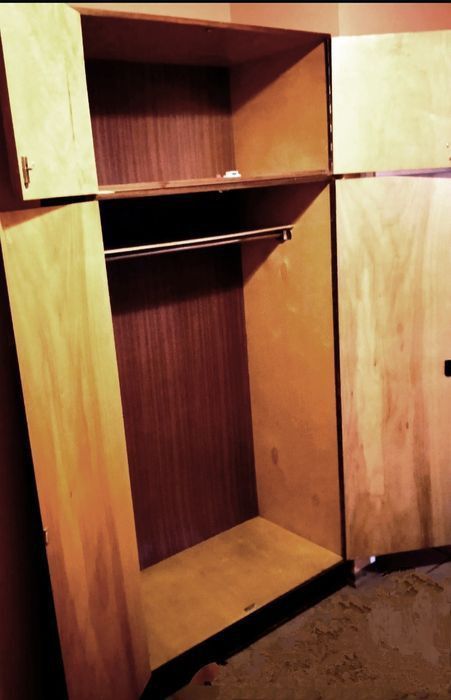 Szafa na ubrania  --  solidna konstrukcja ze sklejki