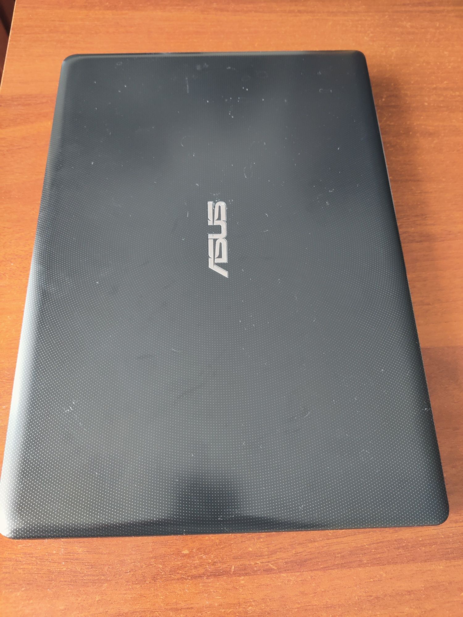 Хазяйський ноутбук Asus в гарному стані для навчання чи простих завдан