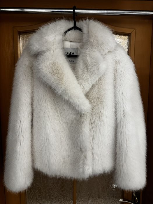 Шуба зара білого кольору