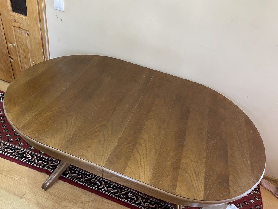 Розкладний широкий деревʼяний стіл