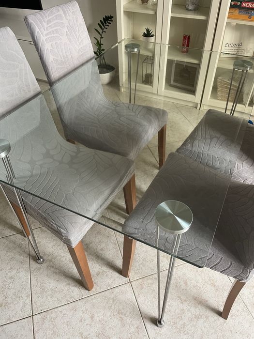 Mesa de jantar em tampo de vidro (sem cadeiras)