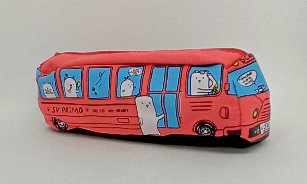 Wielofunkcyjny piórnik z zamkiem błyskawicznym.