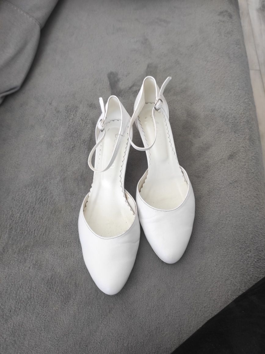 Buty ślubne białe