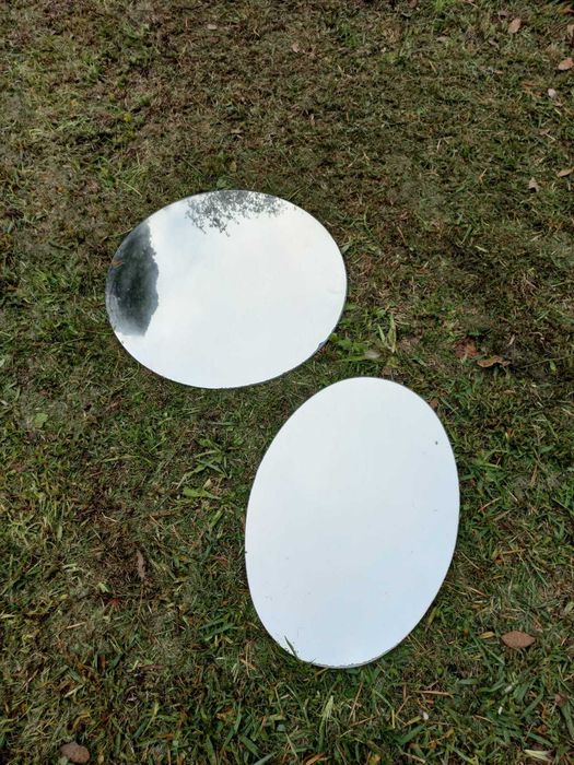2 espelhos, um redondo e outro mais alongado