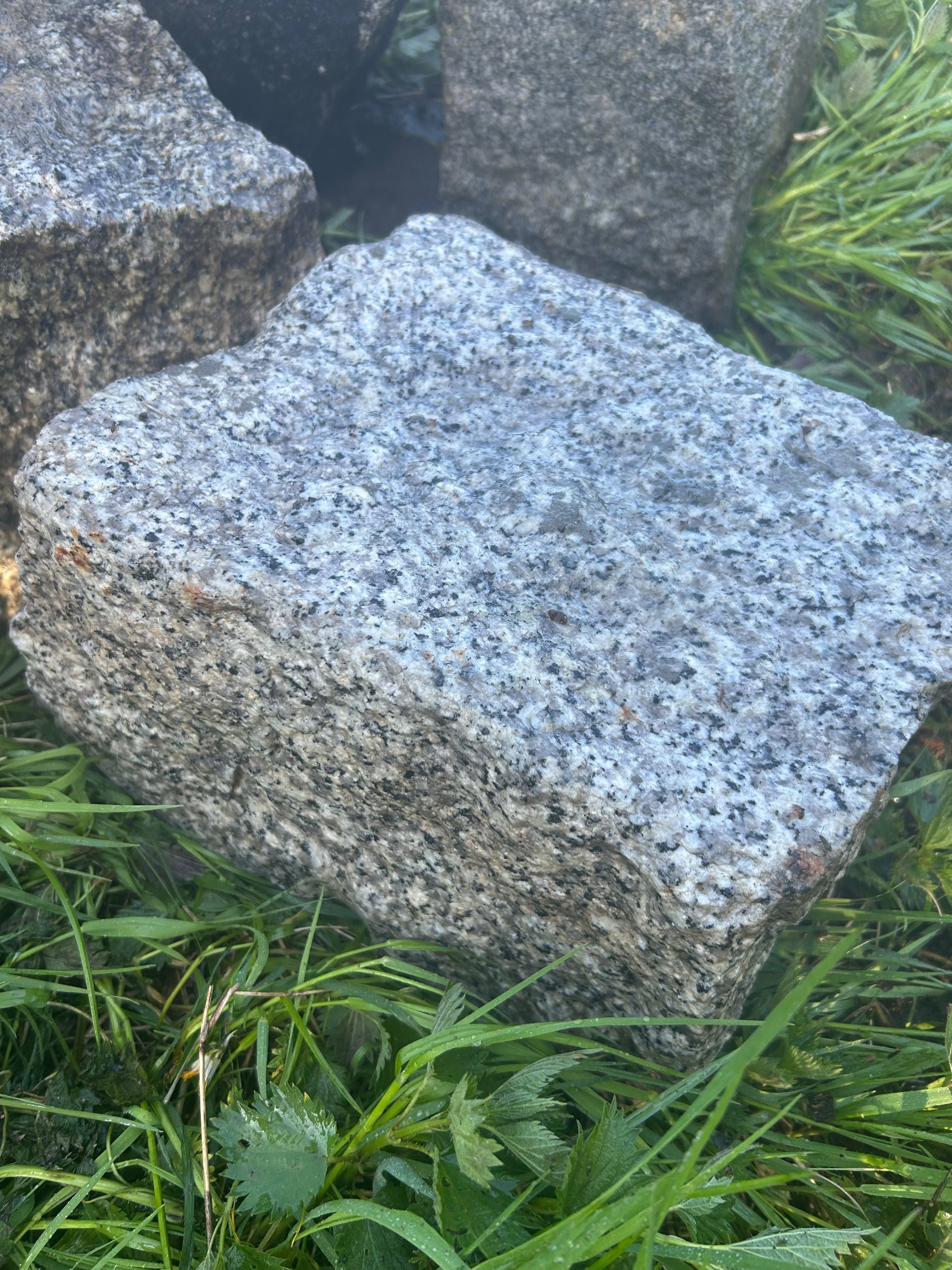 Kamienie granitowe