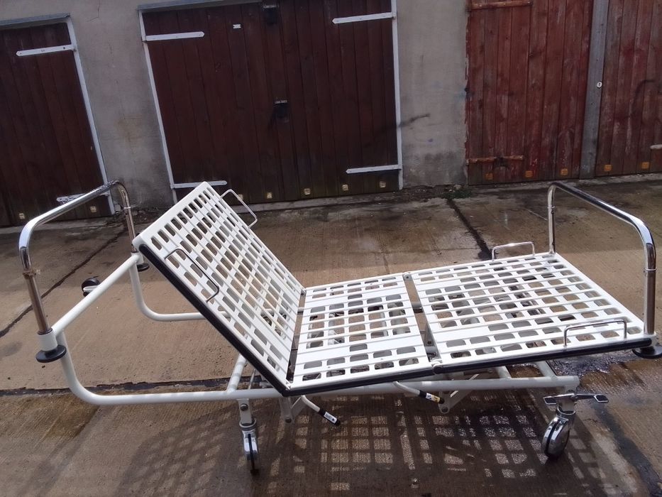 Łóżko metalowe manualne
