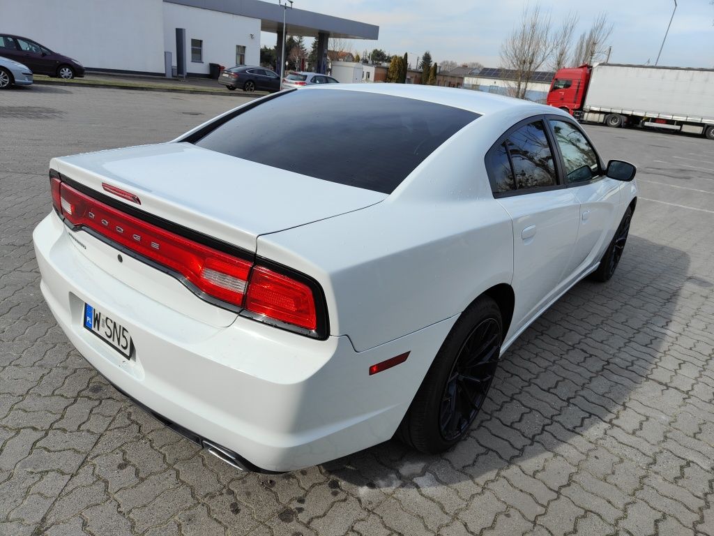 Auto do ślubu DODGE CHARGER w kolorze sukni Panny Młodej.