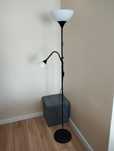 Lampa podłogowa stojąca do salonu lub sypialni