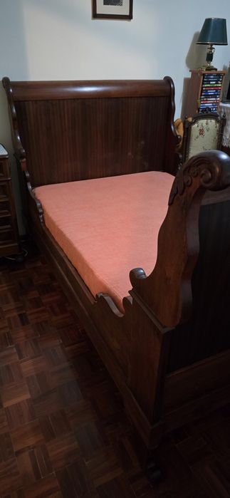 Cama de corpo e meio estilo Império