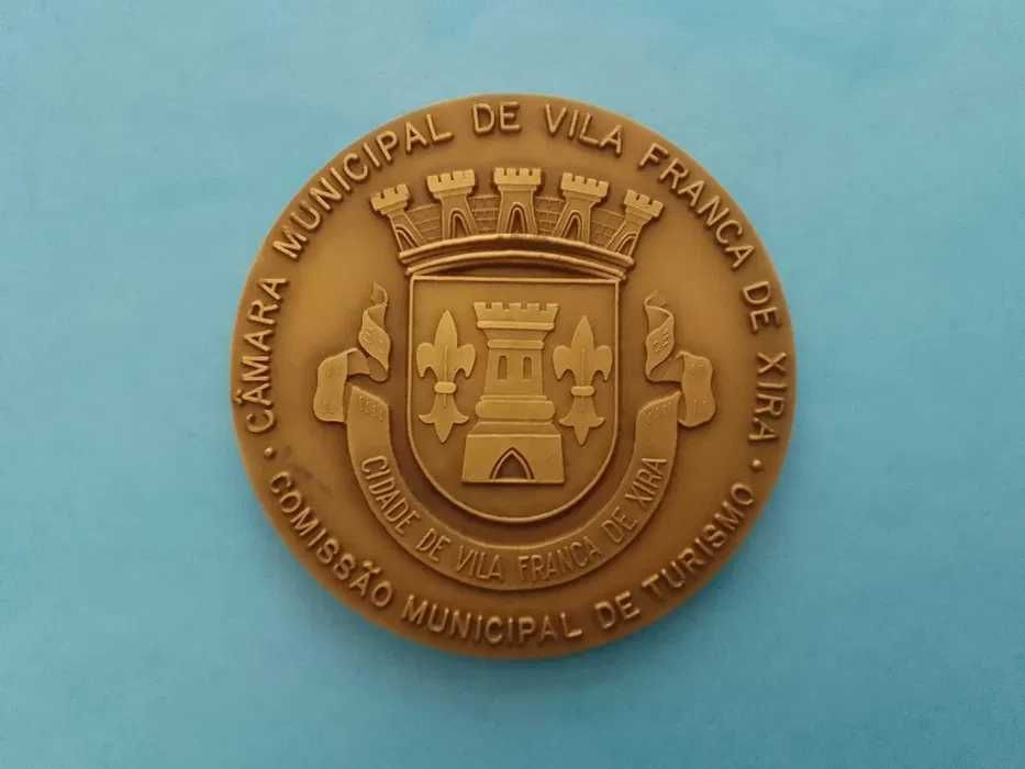 Medalhão comemorativo dos 50 anos da Ponte Marechal Carmona