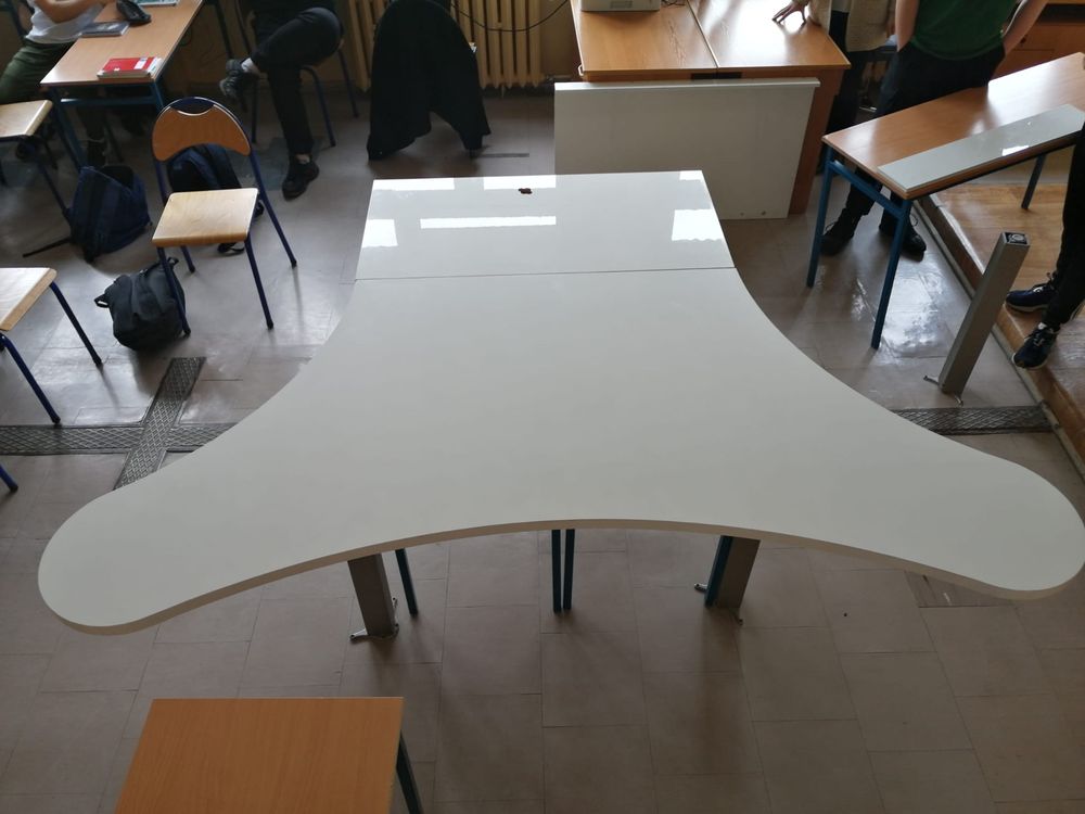 biały stolik o ciekawym kształcie