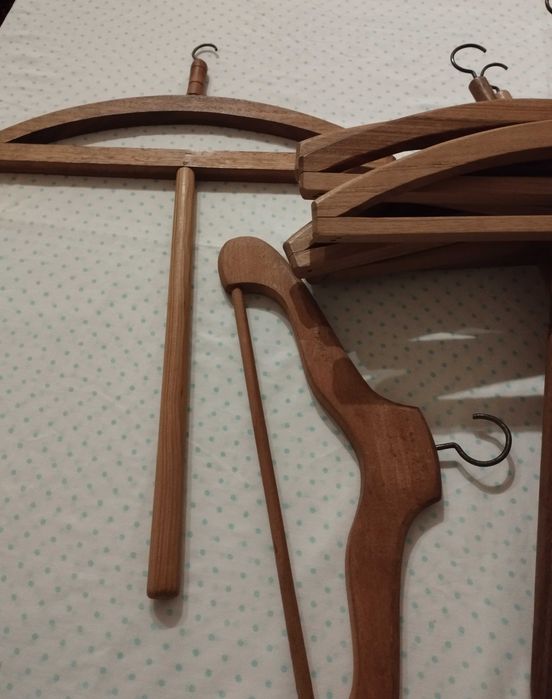 Conjunto de cabides antigos em madeira, dos anos 50/60 em bom estado