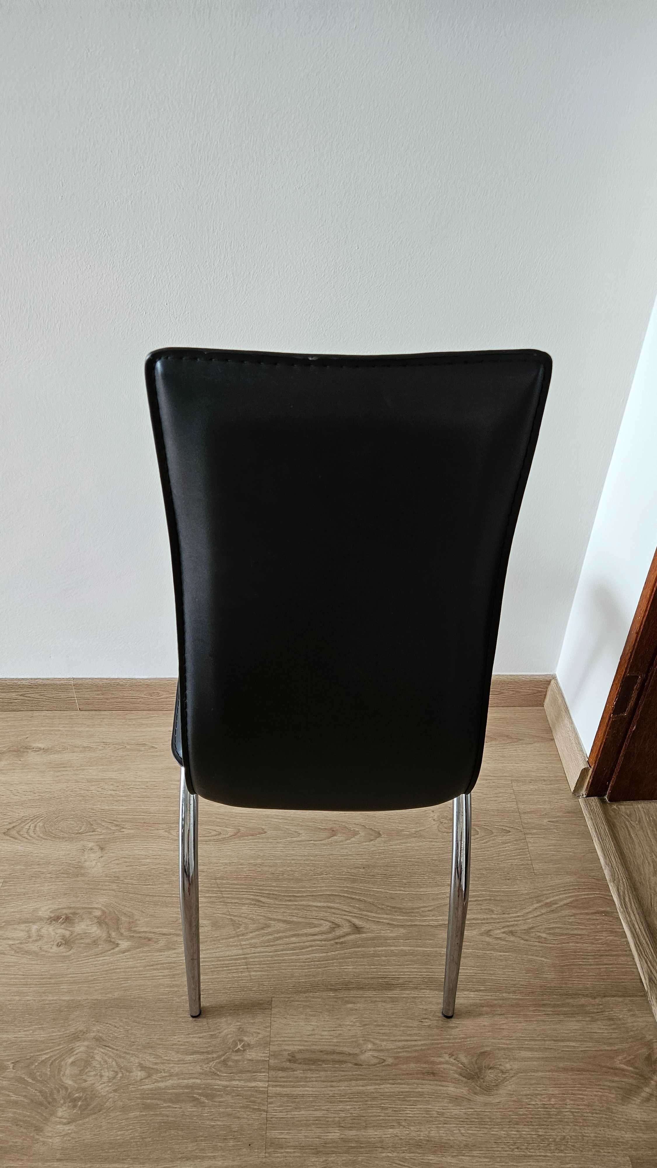Mesa rectangular de vidro e 4 cadeiras pretas
