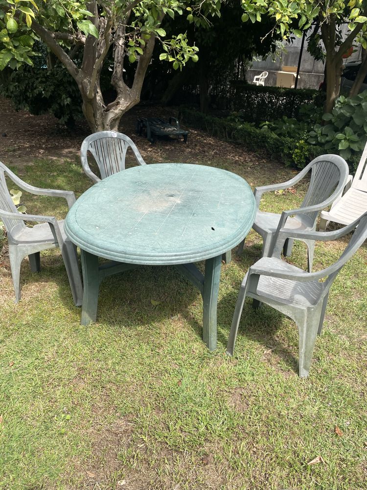 Mesa de jardim e 4 cadeiras