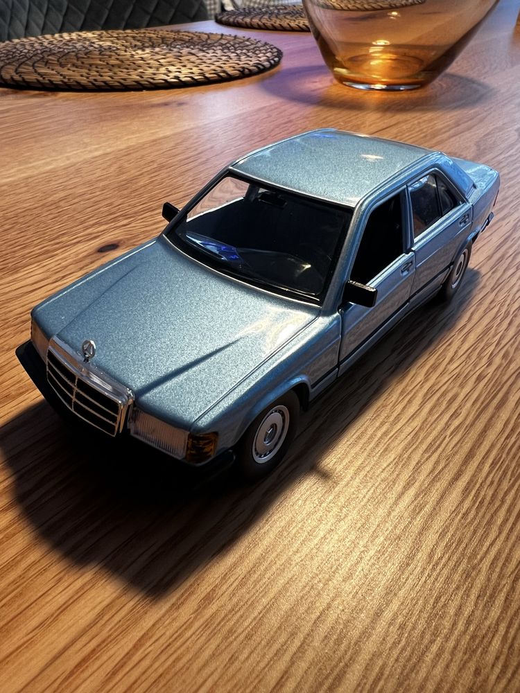 Minatura mercedes 190 burago 1/24