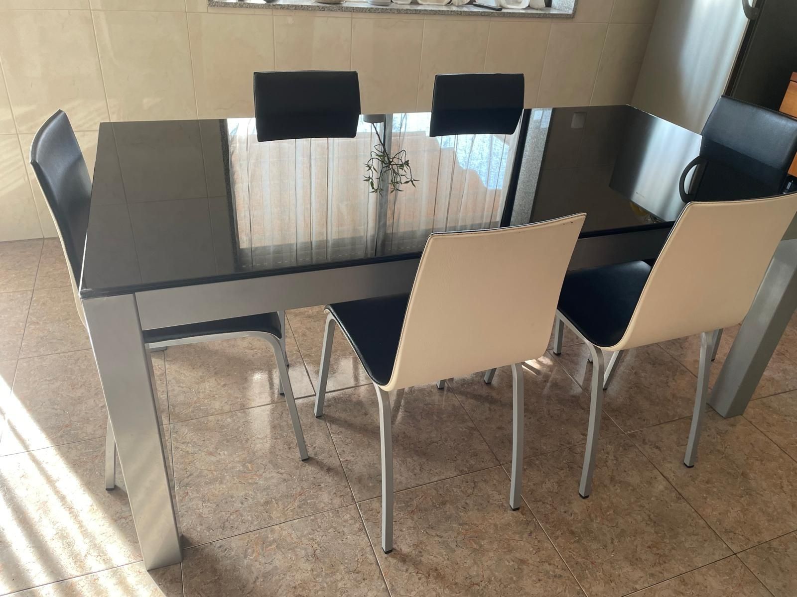 Mesa de vidro com 18 milímetros