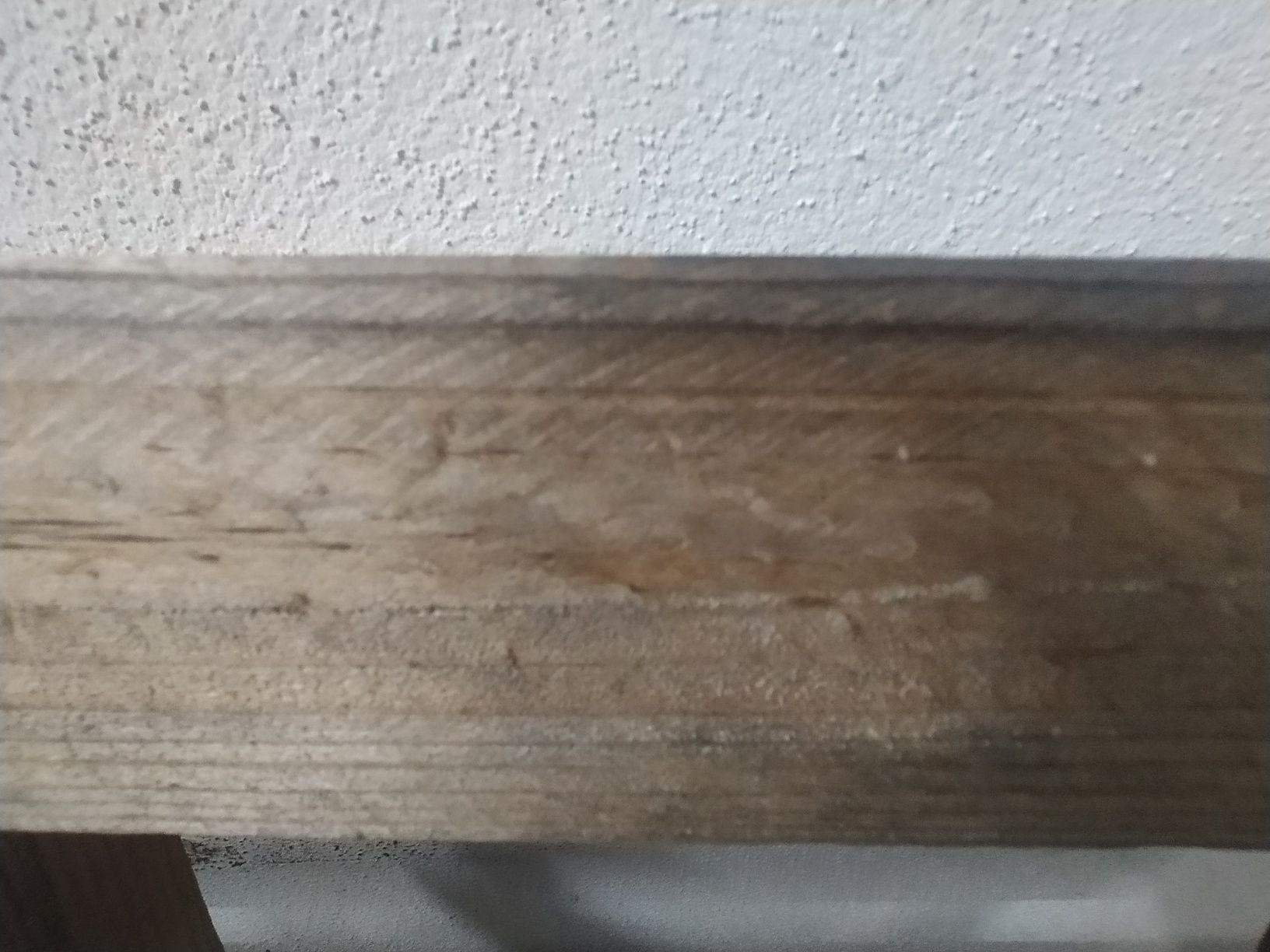 Palete 1,20 x 1,00 de boa madeira, tábuas castanhas acinzentadas