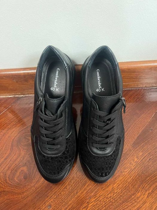 Ténis  com atacadores em pele natural combinada, com sola anatómica