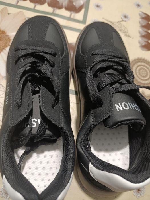 Кроссовки с подсветкой 12 режимов. Ярко святят. Разрядка от кабеля юсб