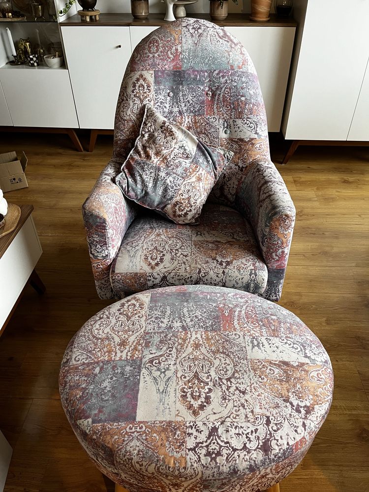 Fotel z podnòżkiem boho wzory paisley