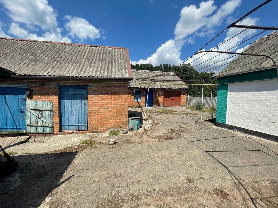 В продажу гарний будинок на околиці міста за доступну ціну