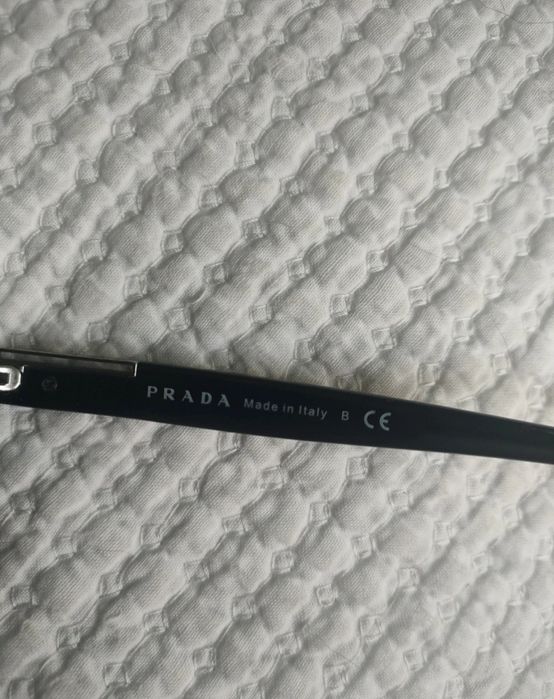 Óculos clássicos de sol de Prada