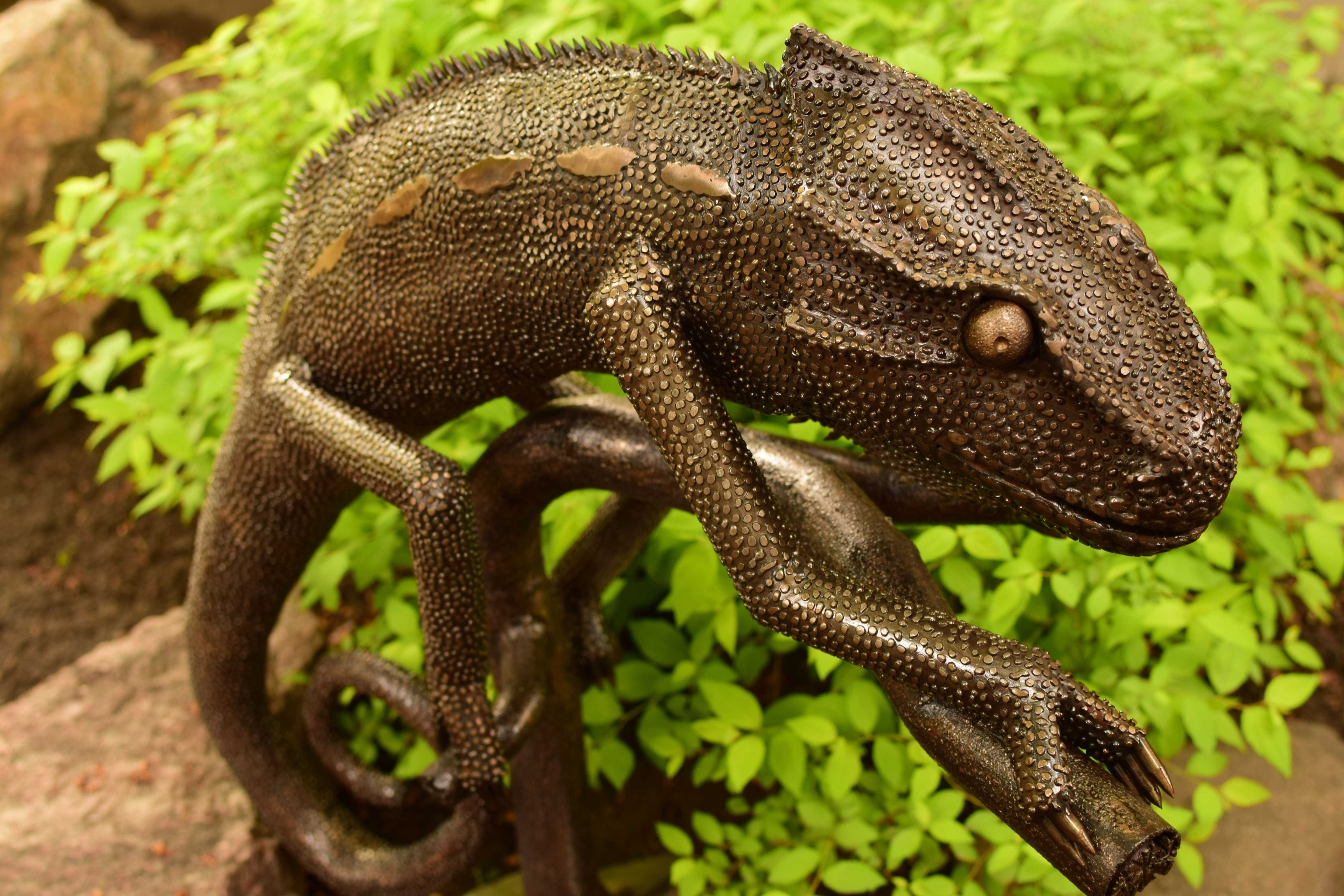 садовая кованная скульптура хамелеон из нержавеющей стали ручной работ